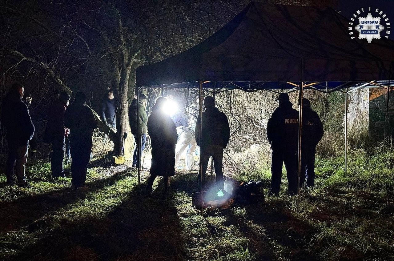 Makabryczne odkrycie. Zwłoki ukryte pod warstwą ziemi.