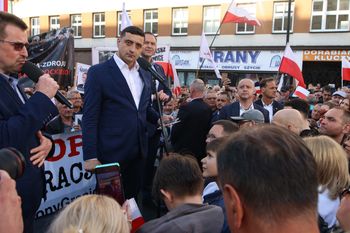 Kontrowersyjna decyzja na finiszu. Pojawił się na wiecu Nawrockiego