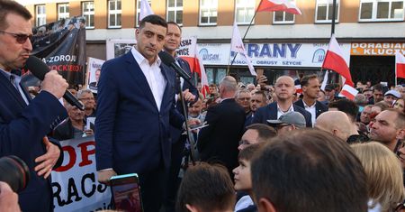 Kontrowersyjna decyzja na finiszu. Pojawił się na wiecu Nawrockiego