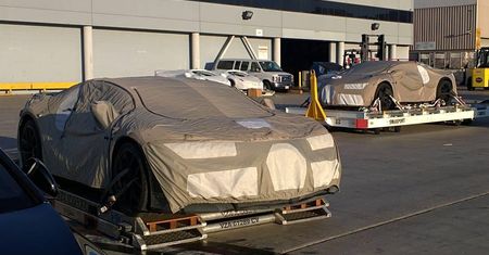 Następca Bugatti Veyrona przyłapany z bliska pod plandekami