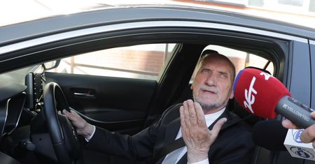 Macierewicz może stracić prawo jazdy. Wszystkiego się wypiera