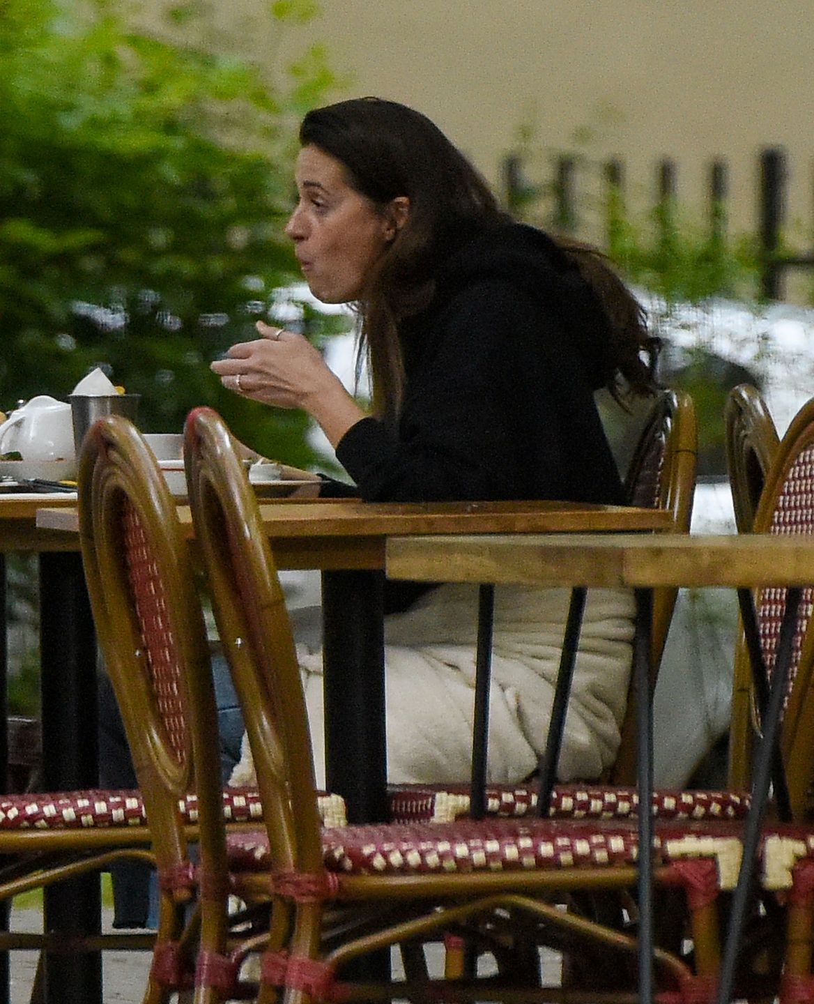 Agnieszka Grochowska w restauracji z tajemniczym mężczyzną