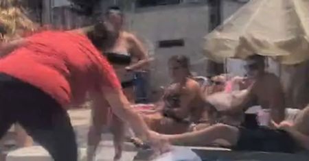 Zobaczyła, że ktoś zajął "jej" leżak. Awantura przy basenie