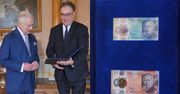 Karol III po raz pierwszy zobaczył banknoty ze swoją podobizną. Niespodziewana reakcja króla