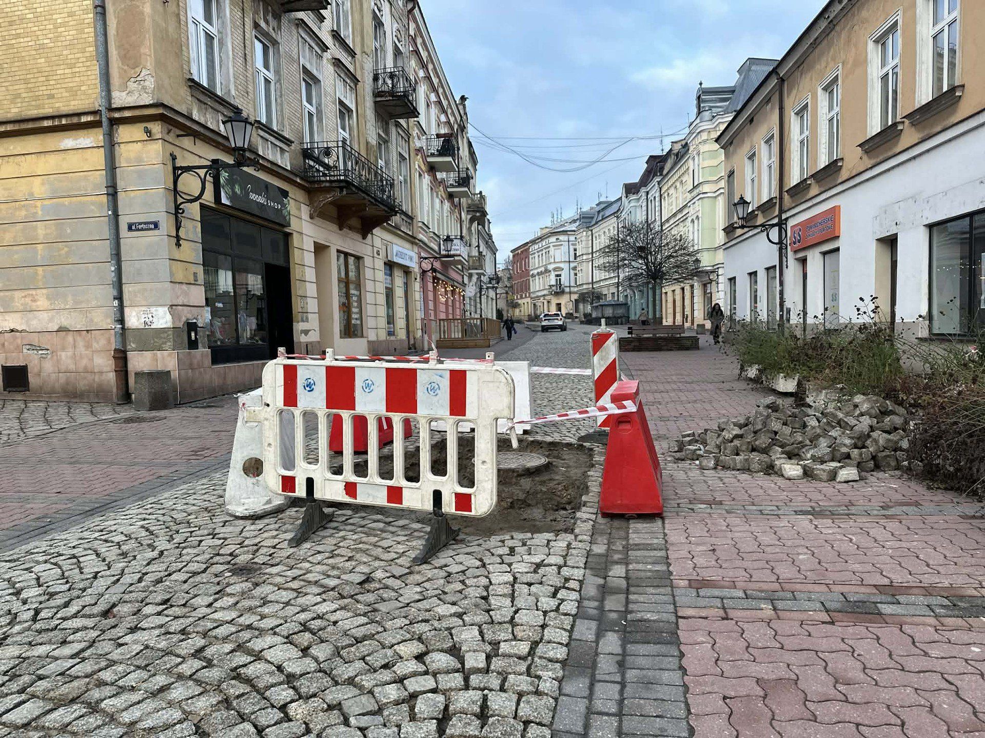 Dziura stanowiła zagrożenie dla przechodniów i przejeżdżających samochodów.  Wezwano służby, aby ją odpowiednio zabezpieczyć