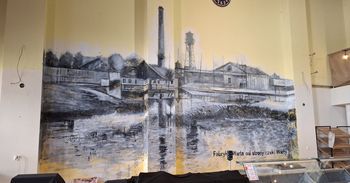 Mural cofa nas do XIX wieku. Tak odżywa legenda fabryki "Warta" w Częstochowie