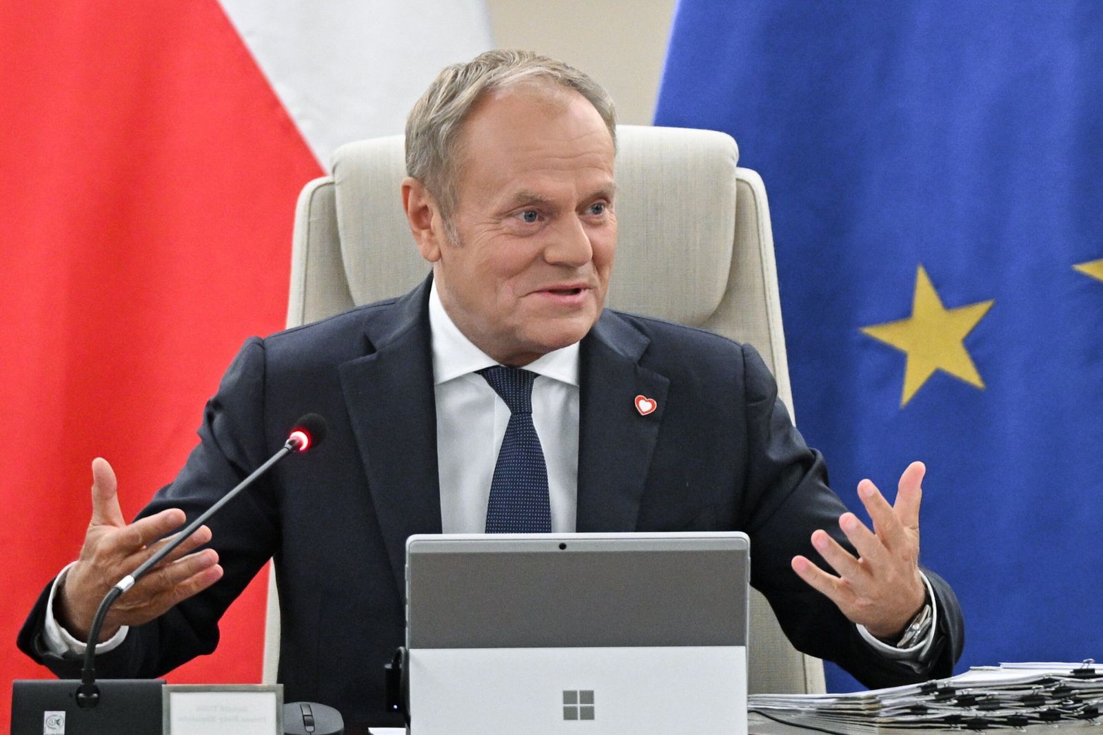 Donald Tusk
Warszawa, 10.06.2025. Premier Donald Tusk podczas posiedzenia rz�du w siedzibie KPRM w Warszawie, 10 bm. Rada Ministr�w zajmie si� projektem ustawy, kt�ry zak�ada stworzenie Komitetu ds. Cyfryzacji i wprowadza definicj� Architektury Informacyjnej Pa�stwa. AIP jest metod� zarz�dzania budow�, rozwojem i utrzymaniem system�w informatycznych oraz zasob�w informacyjnych kraju. (jm) PAP/Radek Pietruszka
Radek Pietruszka
Kancelaria Prezesa Rady Ministr�w, KPRM, polityk polityka, posiedzenie, projekt, rada ministr�w, Rz�d, rz�d Donalda Tuska, unijny, uprawnienia