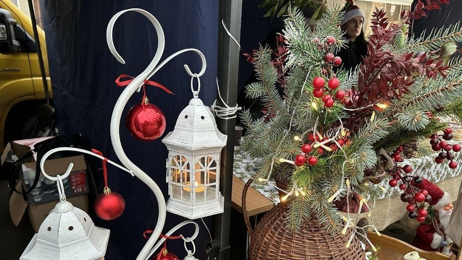 Organizatorzy proszą, aby przynieść ze sobą ozdoby, by wspólnie udekorować bożonarodzeniowe drzewko.