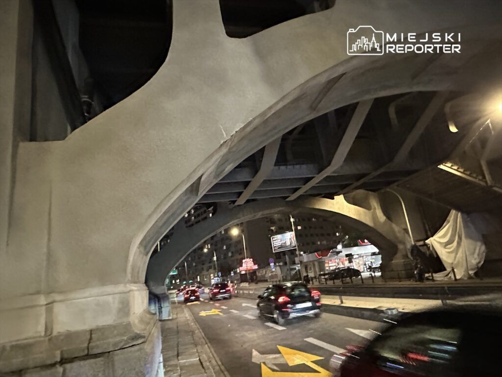 Warszawa: Ciężarówka uszkodziła fragment wiaduktu Mostu Poniatowskiego