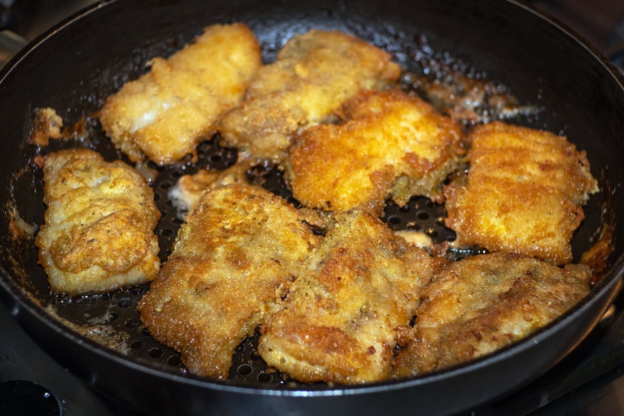 Rybę na piątek obtaczam tylko w takiej mące. Panierka trzyma się i nie przypala