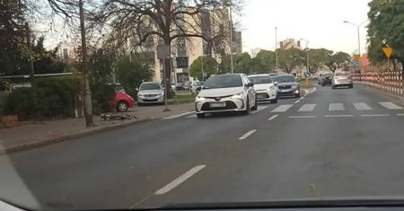 Pijany rowerzysta wjechał pod samochód w centrum Zielonej Góry. Dostał gigantyczny mandat
