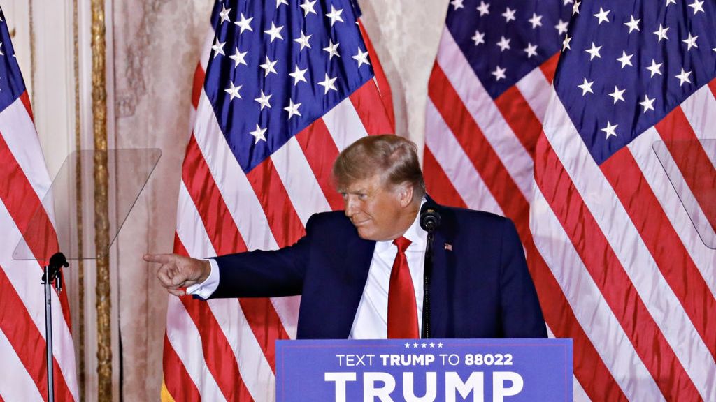 Na zdjęciu Donald Trump na konferencji zapowiadającej jego start w wyborach prezydenckich w 2024 r.