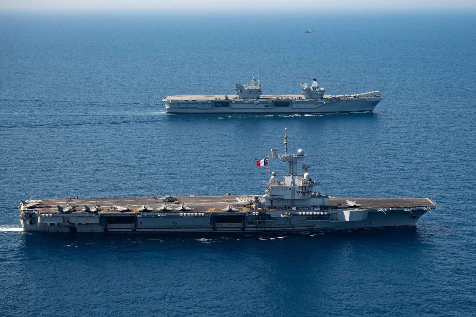 Na pierwszym planie francuski lotniskowiec Charles de Gaulle, na drugim - HMS Queen Elizabeth