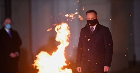 Andrzej Duda śpiewa przy ognisku. "Rozpalmy tu, rozpalamy tu - ogień, ogień, ogień"