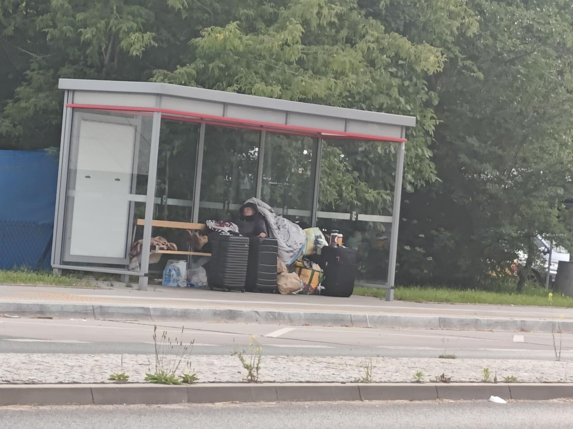 Ukrainki mieszkają na przystanku w Warszawie