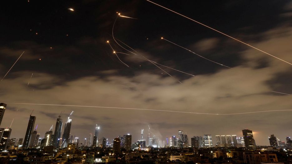 Konflikt Izraela z Iranem
Israeli air defence systems are activated to intercept Iranian missiles over the Israeli city of Tel Aviv amid a fresh barrage of Iranian rockets on June 16, 2025. The Israeli military said early on June 16 that it was striking surface-to-surface missile sites in Iran, its latest move in three days of escalating conflict between the rival states. "The IDF is currently striking surface-to-surface missile sites in central Iran," Israel Defense Forces (IDF) spokesman Nadav Shoshani wrote on X. "We are operating against this threat in our skies and in Iranian skies." (Photo by Jalaa MAREY / AFP)
JALAA MAREY