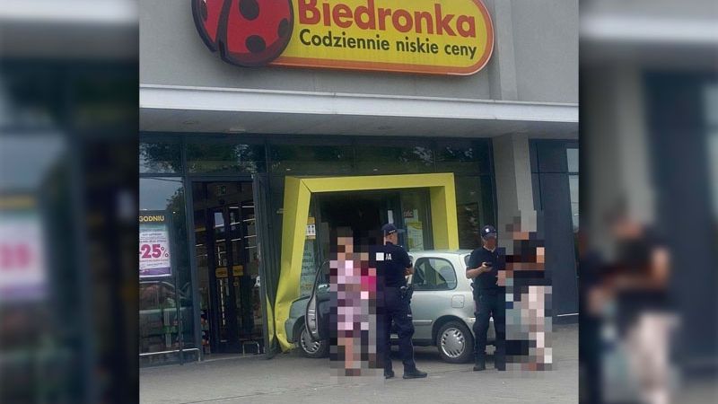 Kobieta wjechała w Biedronkę przy al. Tysiąclecia w Lubartowie