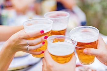Już 14-latkowie piją alkohol. Dane przerażają. Eksperci biją na alarm