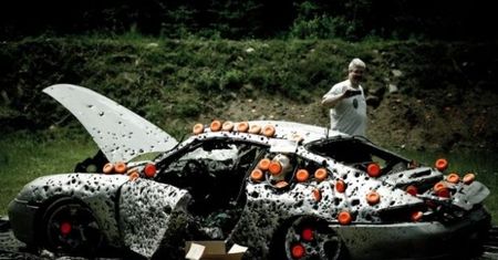 Porsche 911 vs 10 000 pocisków [wideo]