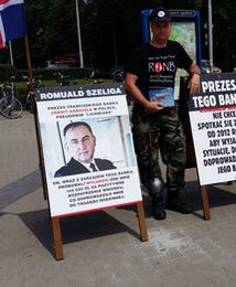 Stoi przed bankiem z kulą u nogi. "Polski kapitał musi zostać w Polsce!"