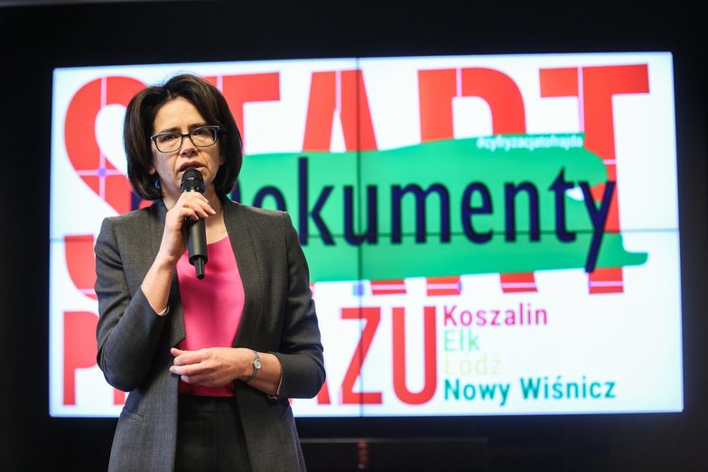 Dowód w komórce odpalony. Minister zrobiła sobie prezent urodzinowy