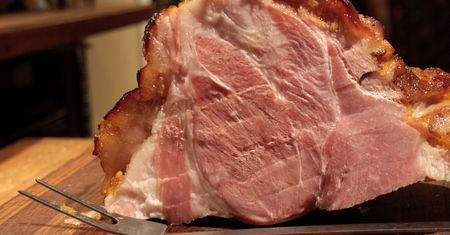 Peklowana pieczona szynka wieprzowa bez kości (ok. 5% tłuszczu)