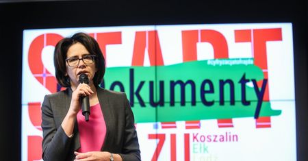 Dowód w komórce odpalony. Minister zrobiła sobie prezent urodzinowy