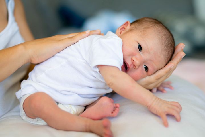 Na czkawkę u niemowląt może pomóc zmiana ułożenia ciała dziecka