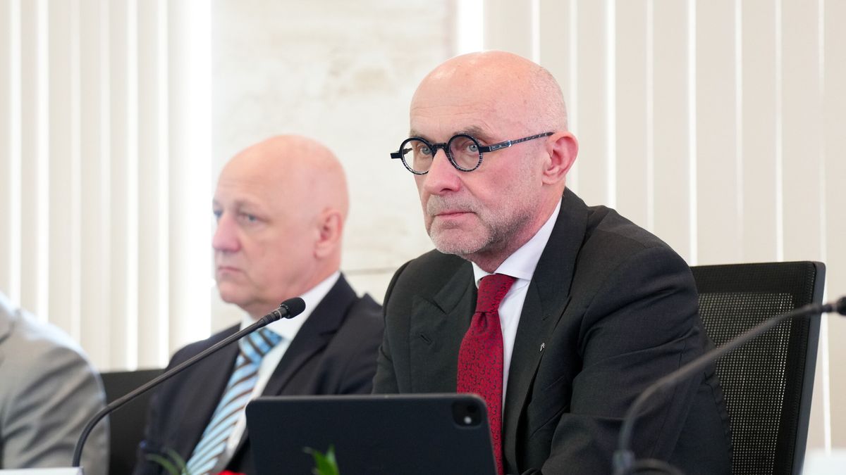 Płock, 05.06.2025. Prezes zarządu, dyrektor generalny ORLEN SA Ireneusz Fąfara (P) podczas zwyczajnego walnego zgromadzenia akcjonariuszy Orlenu, 5 bm. w Płocku. Akcjonariusze zajmują się m.in. projektami uchwał dotyczącymi m.in. wysokości dywidendy oraz udzieleniem absolutorium za 2024 r. członkom zarządu i rady nadzorczej. (ad) PAP/Szymon Łabiński