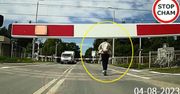 Szokujące nagranie z przejazdu kolejowego. Tak pędził na hulajnodze