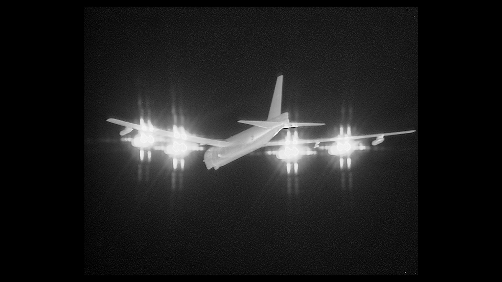 B-52 widziany z norweskiego samolotu P-8
