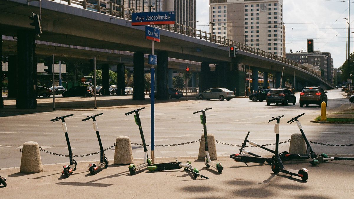 "Smutne hulajnogi Warszawy": Fotografka zauważyła poważny problem 1