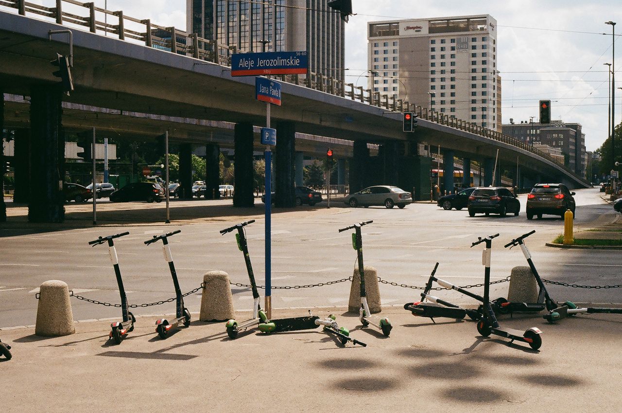 "Smutne hulajnogi Warszawy": Fotografka zauważyła poważny problem