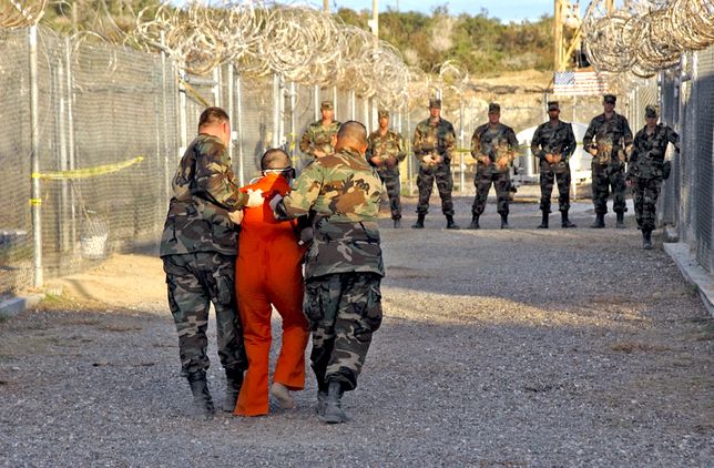 Trump nawet obiecaÅ w kampanii wyborczej, Å¼e "wypeÅni Guantanamo zÅymi kolesiami"