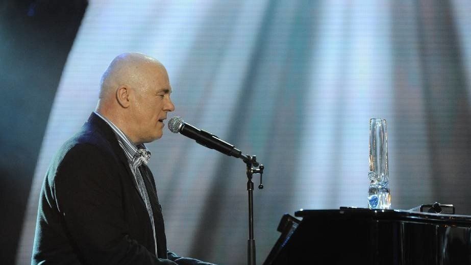 Postać znanego wokalisty Ryszard Rynkowskiego w ostatnim czasie znów jest na ustach wielu rodaków. Prokuratura Rejonowa w Brodnicy postawiła mu zarzuty za pijaną jazdę samochodem, ale i prowadzi śledztwo w sprawie śmierci jego żony. Niestety, nie pierwszy to raz, gdy konflikty z prawem splatają się w życiu artysty z rodzinnymi dramatami.