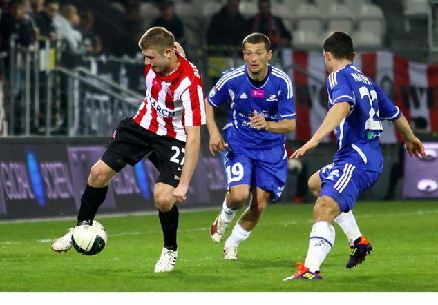 Łukasz Mierzejewski (w środku) spróbuje odnaleźć swoją formę sprzed lat w lidze chorwackiej