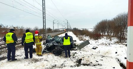 Trzy osoby ranne po zderzeniu auta osobowego z pociągiem. Kierowca audi zignorował sygnalizację