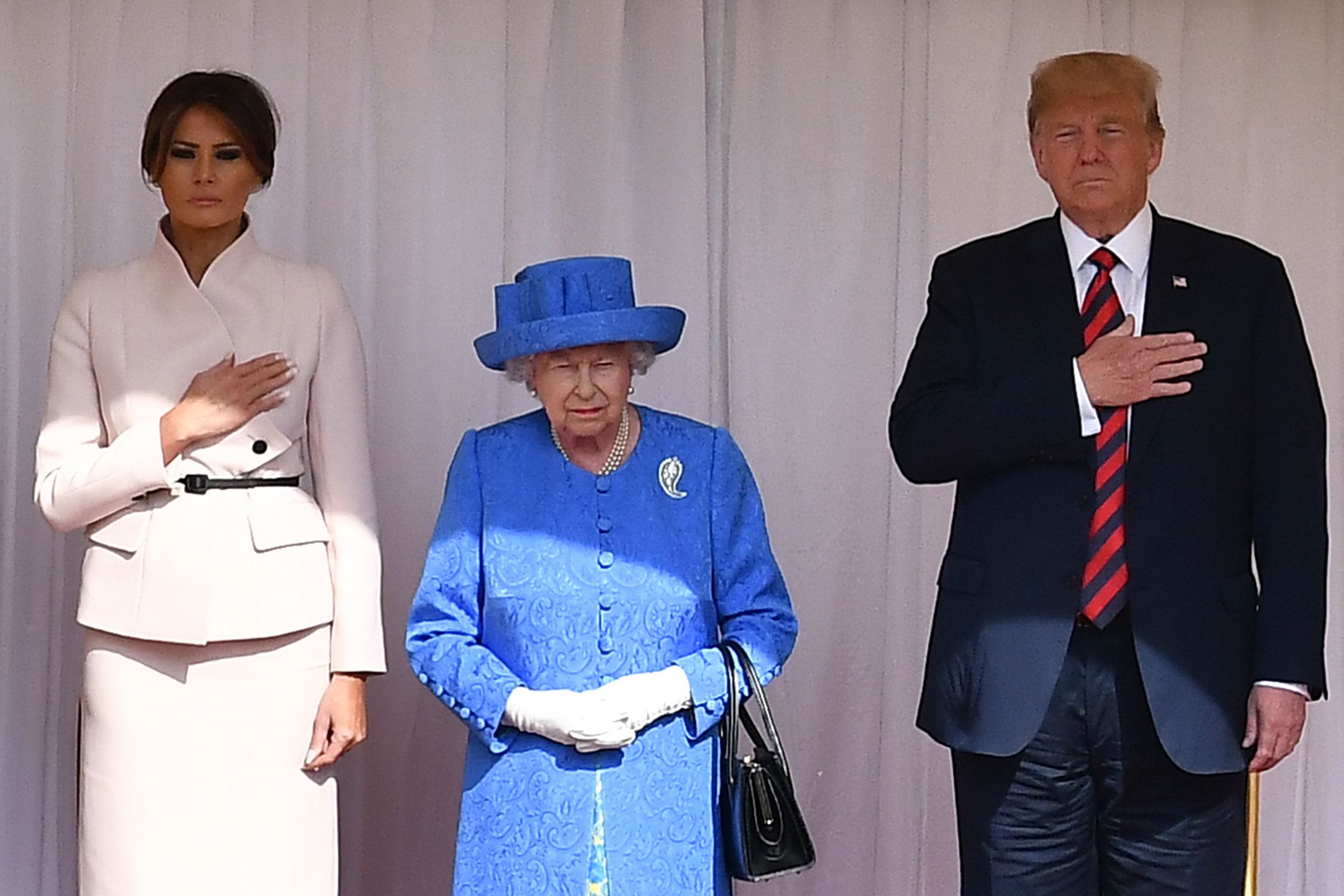 Królowa miała wyrazić sceptycyzm wobec Donalda Trumpa poprzez założenie konkretnej broszki