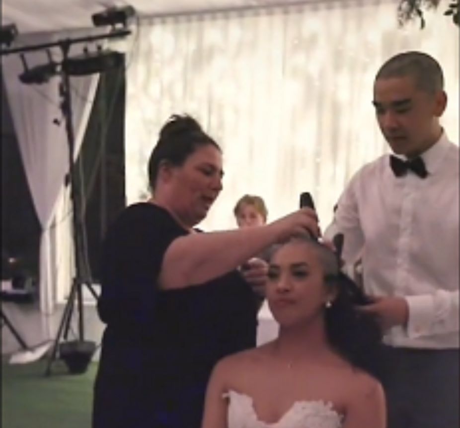 Australia. Nowożeńcy zgolili włosy na własnym weselu. Chodziło o matkę panny młodej