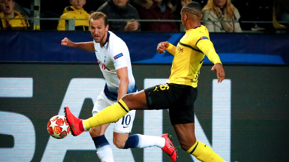 Manuel Akanji (z prawej) i Harry Kane (z lewej)