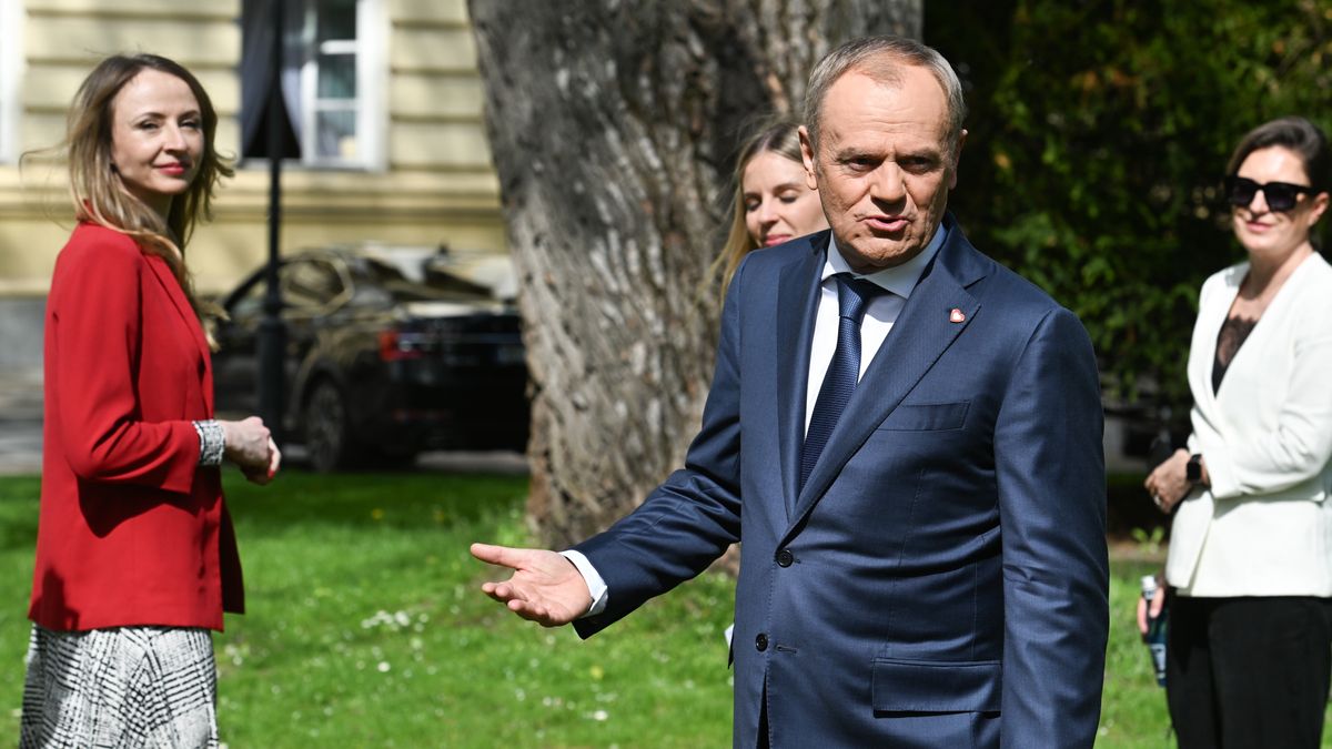 Warszawa, 09.04.2024. Premier Donald Tusk (2P) oraz minister rodziny, pracy i polityki społecznej Agnieszka Dziemianowicz-Bąk (L) podczas konferencji prasowej po posiedzeniu rządu przed siedzibą KPRM w Warszawie, 9 bm. Rząd przyjął projekt ustawy o wspieraniu rodziców w aktywności zawodowej oraz w wychowaniu małego dziecka "Aktywny rodzic". (jm) PAP/Radek Pietruszka