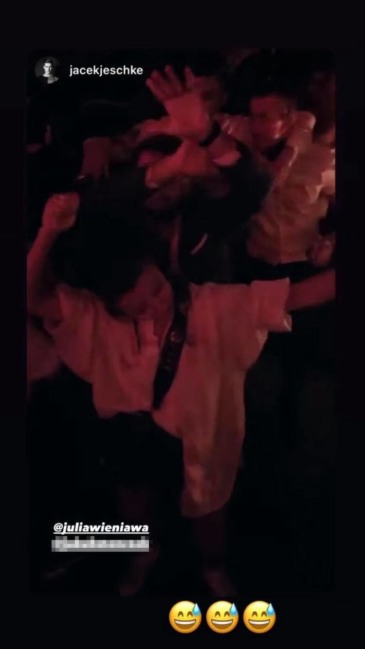 Julia Wieniawa baluje w zatłoczonym klubie z Sandrą Kubicką