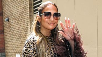 DRAPIEŻNA Jennifer Lopez paraduje po Nowym Jorku z torebką za 8 tysięcy złotych. Nie za dużo panterki?