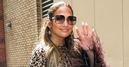 DRAPIEŻNA Jennifer Lopez paraduje po Nowym Jorku z torebką za 8 tysięcy złotych. Nie za dużo panterki?