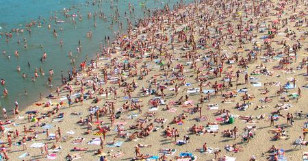 Podszywają się pod biura podróży. "Omijajcie te ogłoszenia szerokim łukiem"