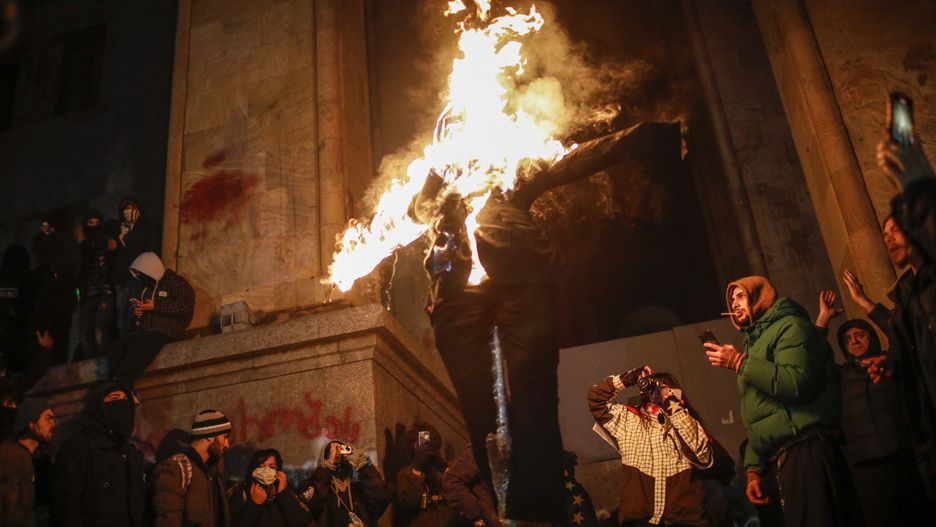 epaselect epa11750368 Georgian opposition supporters burn effigy of Georgian Prime Minister Kobakhidze, during a protest in front of the Parliament building in Tbilisi, Georgia, 30 November 2024. Thousands of pro-EU activists demonstrated in the Georgian capital of Tbilisi to protest against the country's ruling party decision to suspend accession talks with the European Union (EU) until the end of 2028. EPA/DAVID MDZINARISHVILI Dostawca: PAP/EPA.