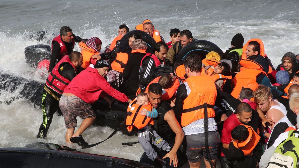 Refugees arrive in Greece's Lesbos IslandLESBOS ISLAND, GREECE - OCTOBER 31: Refugees hoping to cross into Europe, arrive on the shore of Lesbos Island, Greece on October 31, 2015. (Photo by Ayhan Mehmet/Anadolu Agency/Getty Images)Anadolu AgencyLesbos Island, Lesvos Island, Greece, Refugee, Migrant, European refugee crisis, Migrant crisis, European Migrant Crisis, People, Aegean Sea, Europe, Boat, Immigrant, Rubber boat, Arrival