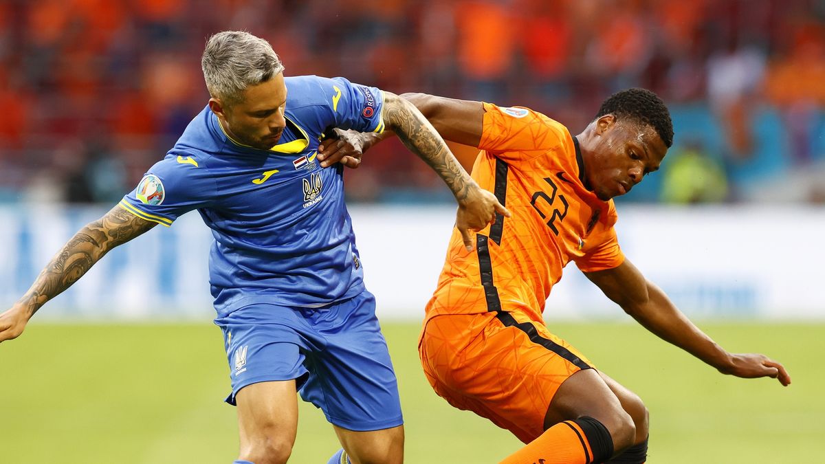PAP/EPA / Koen van Weel  / Na zdjęciu: Marlos (z lewej) i Denzel Dumfries