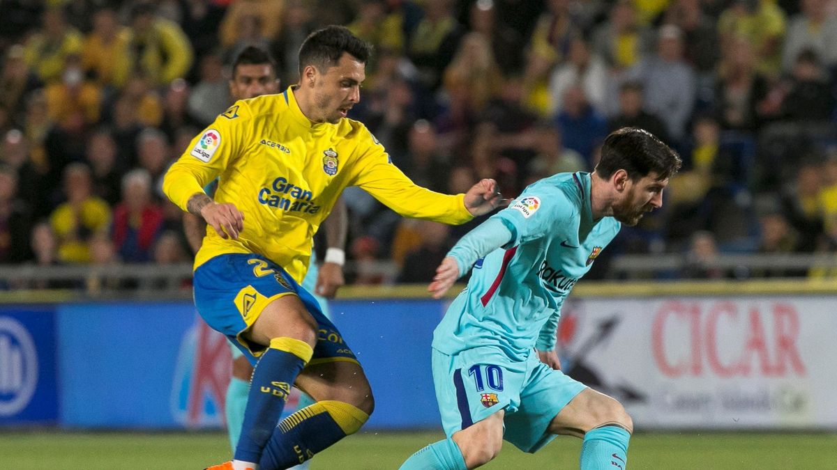 Ximo Navarro walczy o piłkę z Lionelem Messim