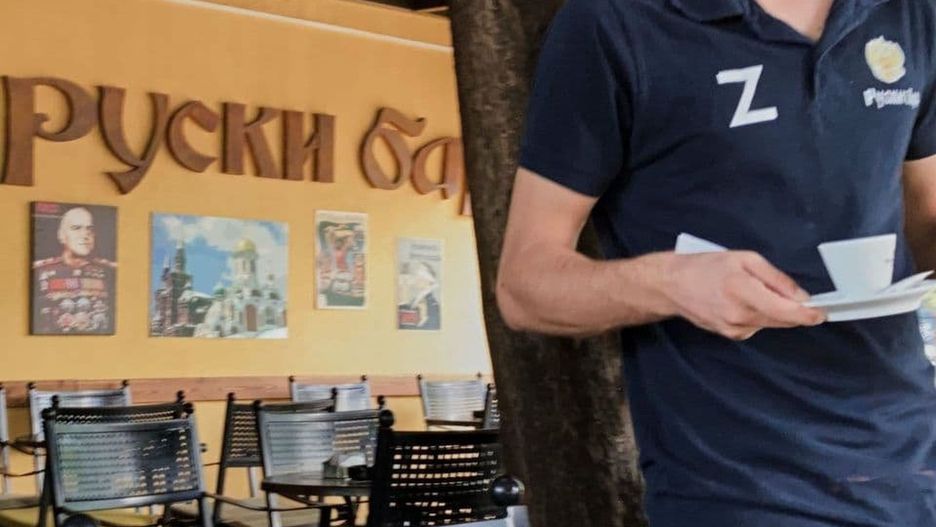 Kelnerzy kawiarni "Ruski Bar", noszą na strojach literę "Z" - symbol rosyjskiej agresji na Ukrainę